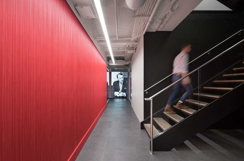 红与黑白的碰撞 Ogilvy奥美广告蒙特利尔办公室翻新扩建设计欣赏